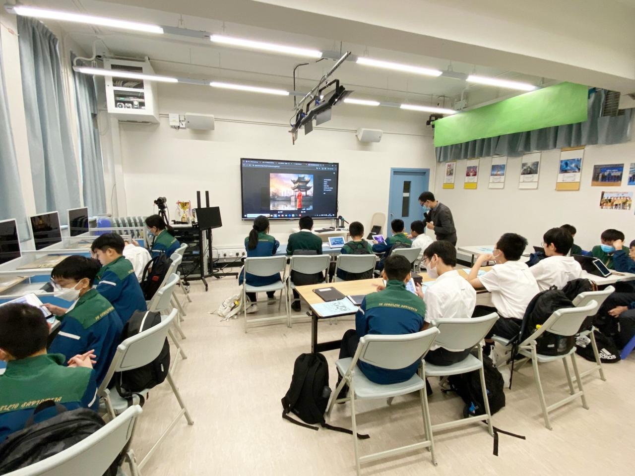 學生於聯科活動學習使用生成式人工智能製作配合詩詞的背景，讓中華文化通過高科技以藝術品形式再現。