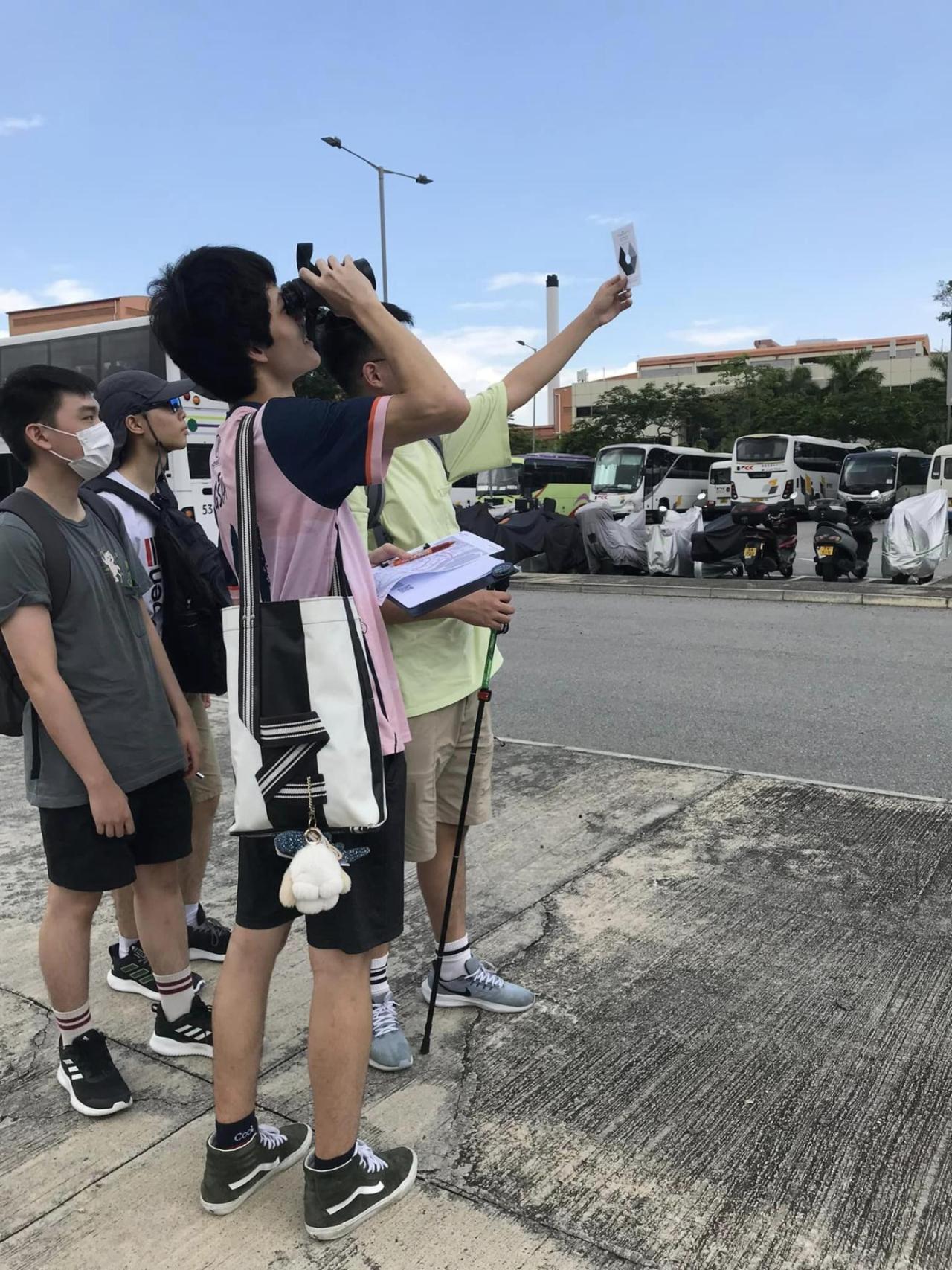 學生在東頭工業區及元朗創新園進行考察