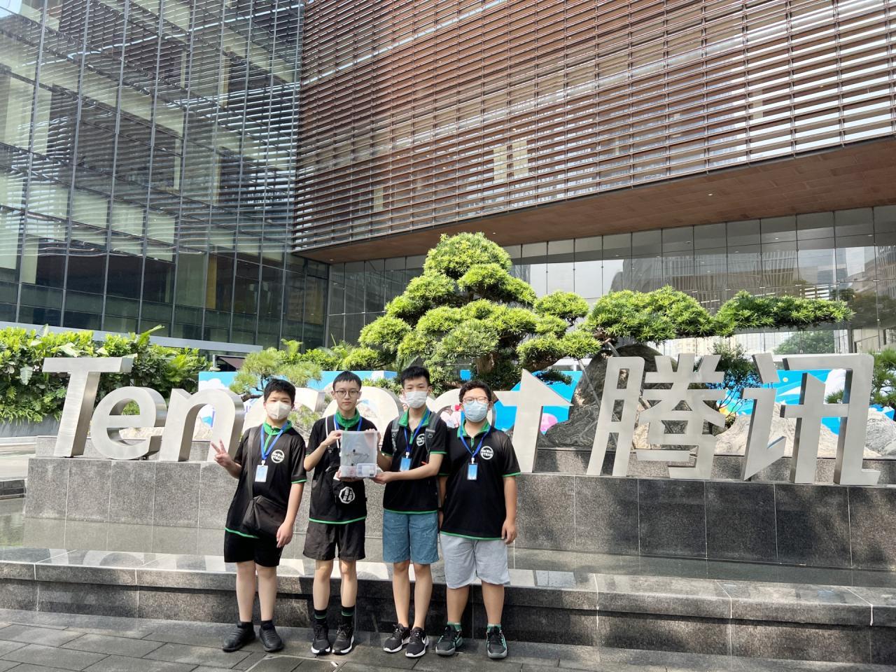 同學在騰訊總部入口合照。