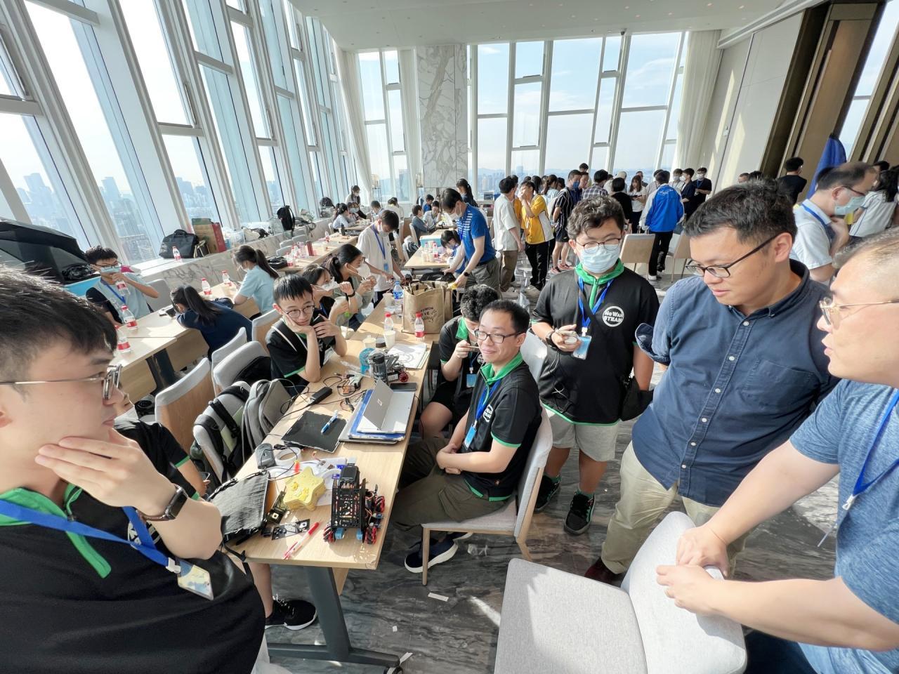 大會最高負責人和來自騰訊科技的專業人員對同學們對AI車的改裝創意感到讚嘆，並給予了高度評價。他們認為同學們展現出了非凡的創造力和想像力，因此決定頒贈給他們最佳創意大獎。