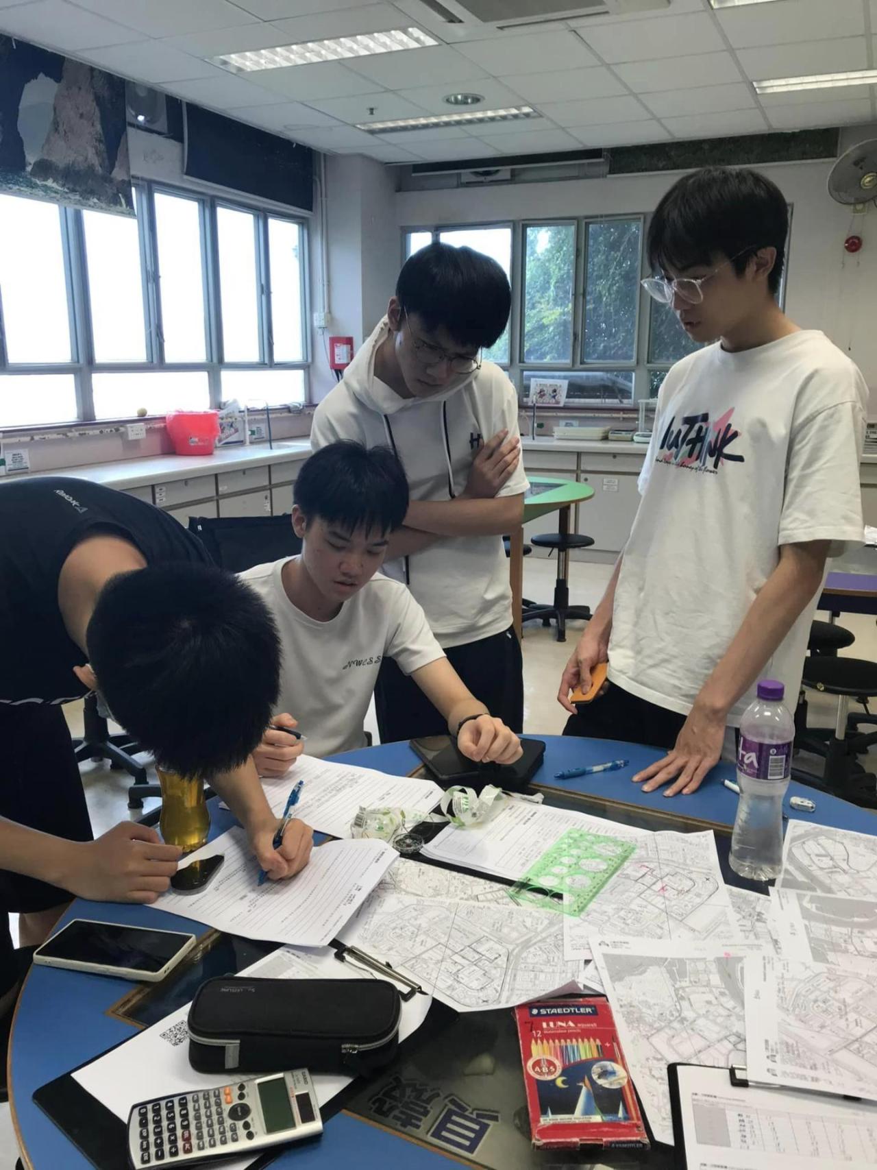 完成工業區的實地考察後，學生進行資料分析及繪製地圖