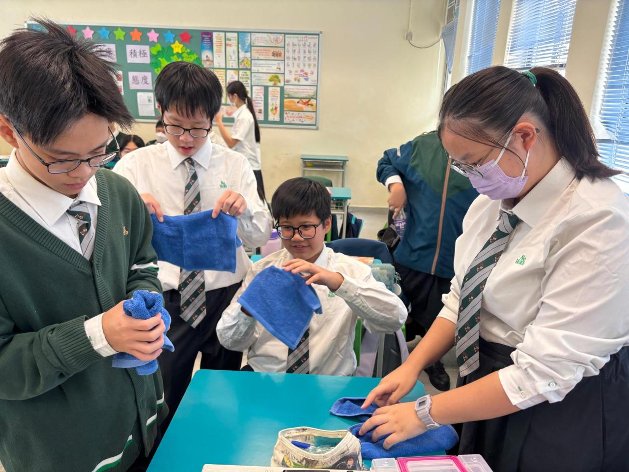 賽馬會眾心行善—香港學校義工節製作毛巾兔送贈長者