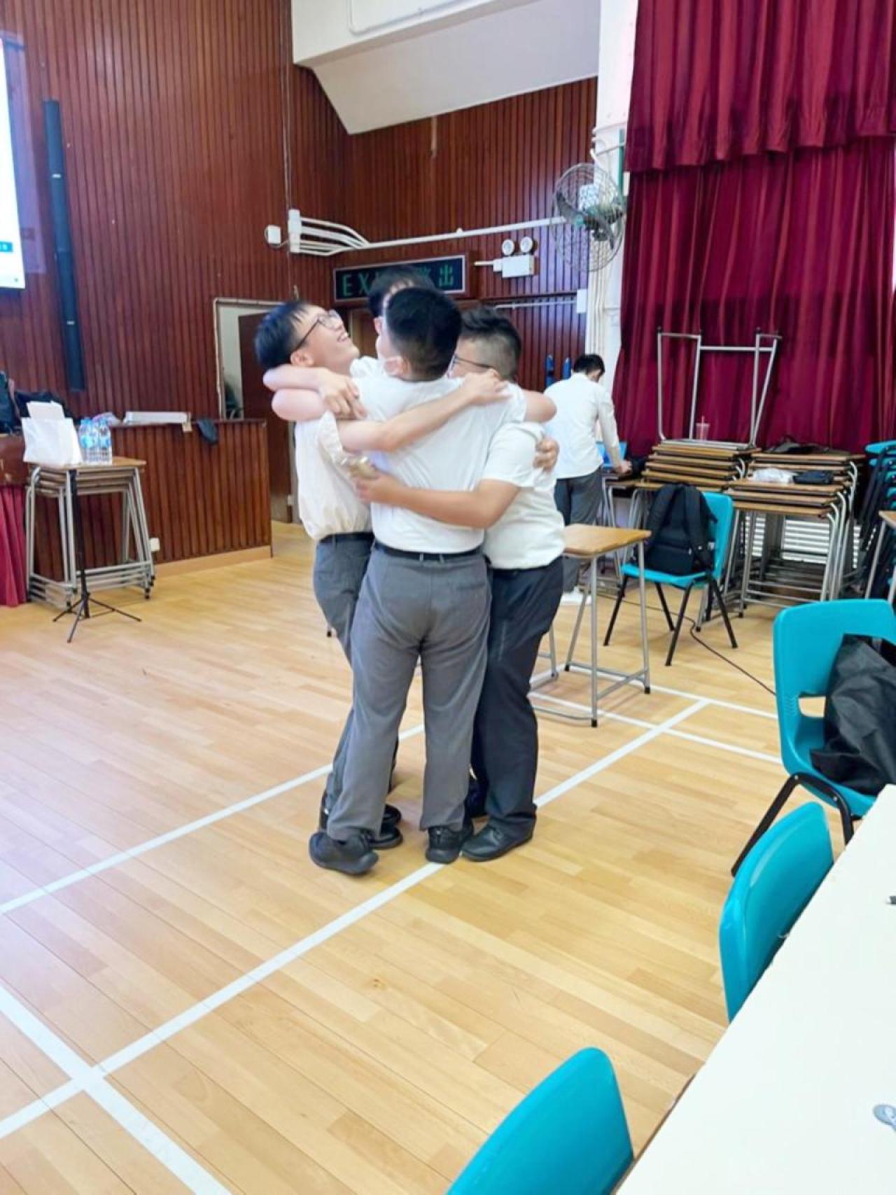  同學在決賽中勝出並奪得總冠軍，他們激動地互相擁抱在一起。