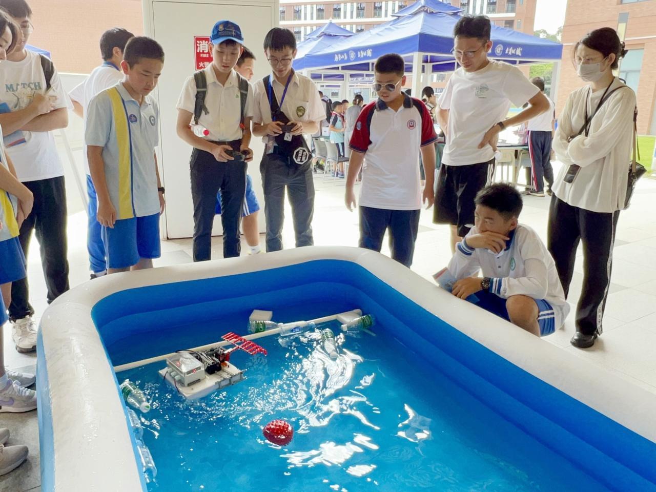 體驗由東莞學生設計的「清理海面機械人」