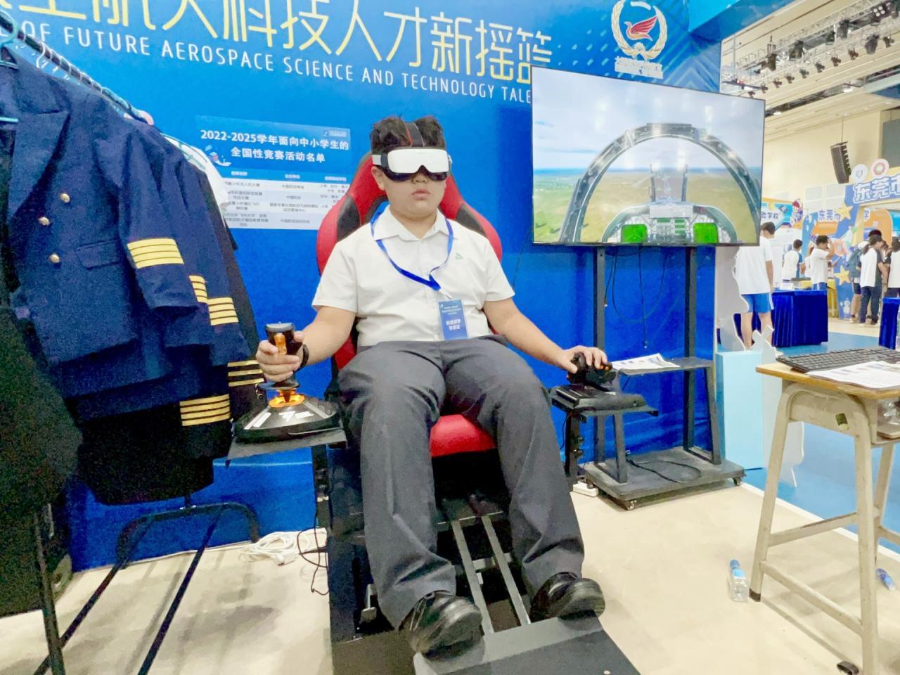 體驗虛擬實境飛機駕駛