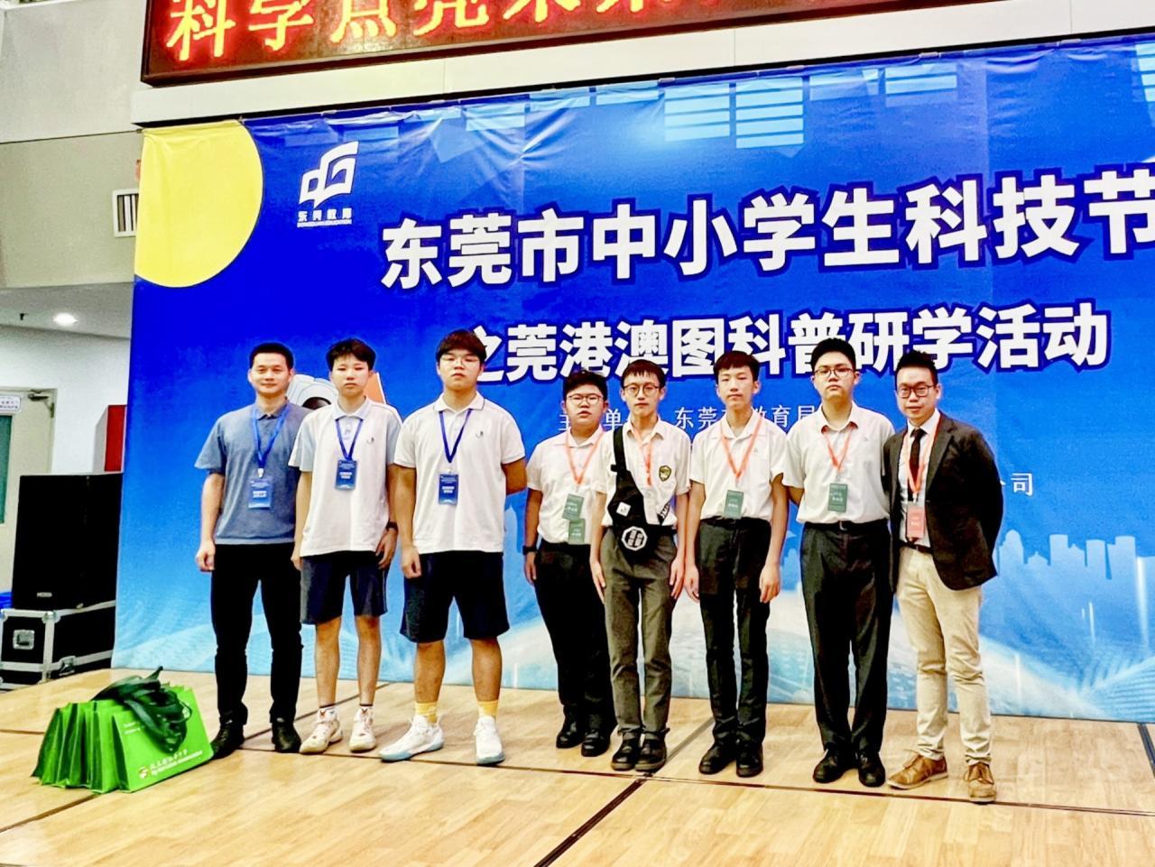  與姊妹學校「東莞松出湖未來學校」師生代表合照